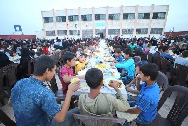 Suriye’de yetimlerle iftar