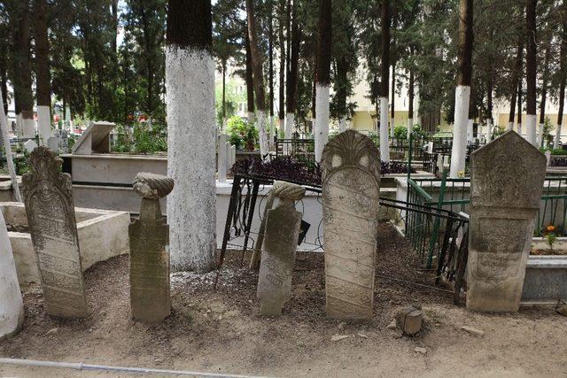 Kuşadası’ndaki Osmanlı mezar taşları sergilenecek