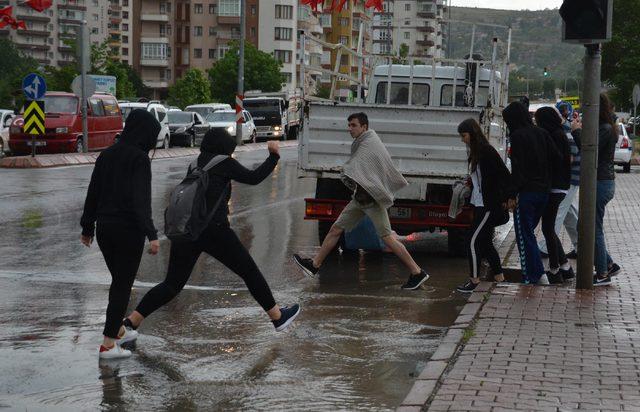 Kayseri'de Solo Türk gösterisine yağmur engeli