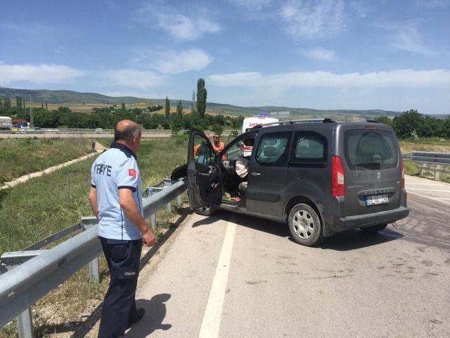 Bariyerlere çarpan sürücü araç içinde sıkıştı