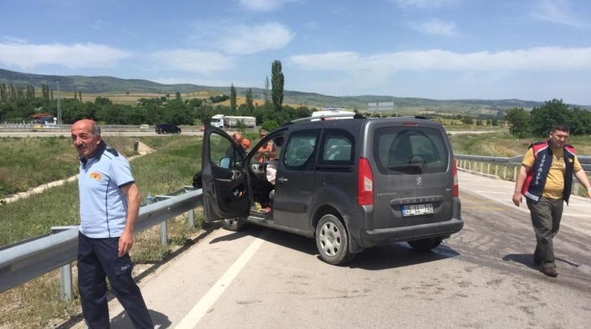 Bariyerlere &ccedil;arpan s&uuml;r&uuml;c&uuml; ara&ccedil; i&ccedil;inde sıkıştı