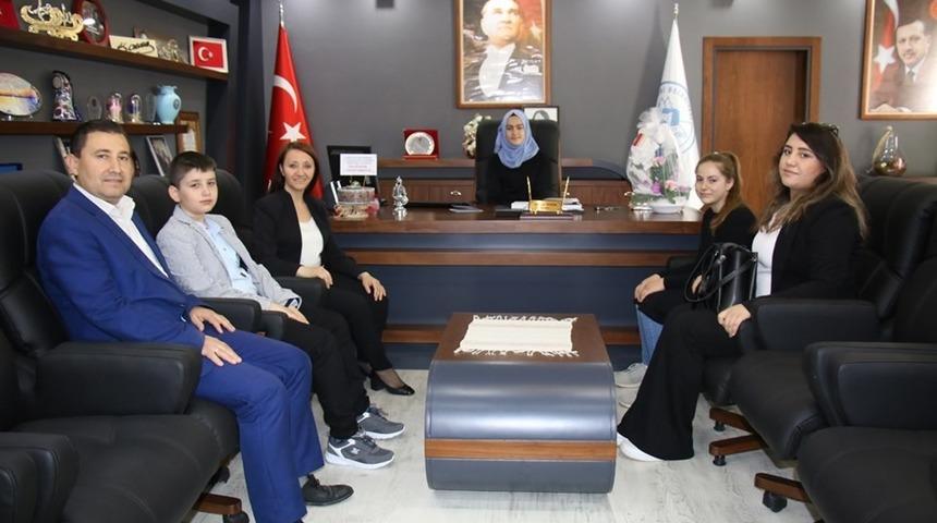 Başkan Tekin koltuğunu &ouml;ğrenciye bıraktı