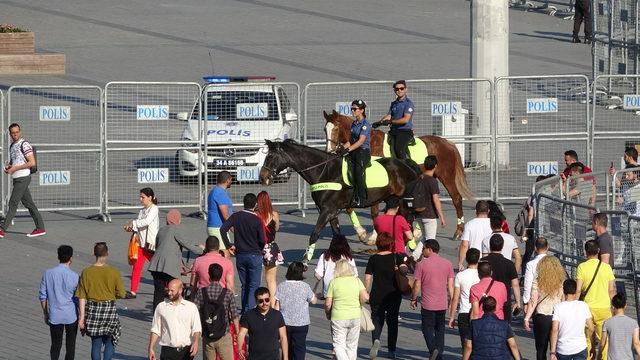 Atlı polisler Taksim Meydanı'nda ilgi odağı oldu