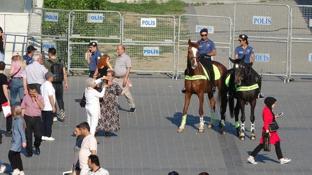 Atlı polisler Taksim Meydanı'nda ilgi odağı oldu