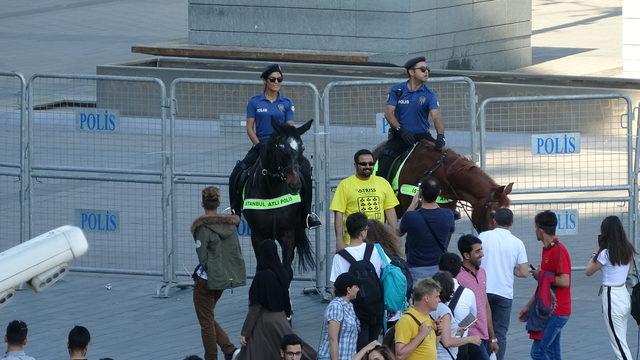 Atlı polisler Taksim Meydanı'nda ilgi odağı oldu