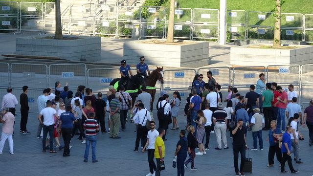 Atlı polisler Taksim Meydanı'nda ilgi odağı oldu