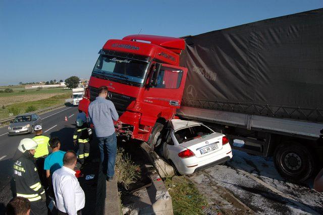 Kaza yapan TIR'a çarpan otomobilde 3 kişi yaralandı