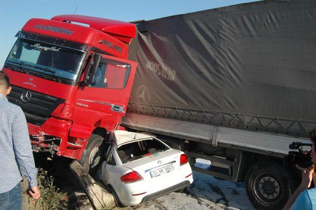 Kaza yapan TIR'a çarpan otomobilde 3 kişi yaralandı