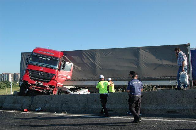 Kaza yapan TIR'a çarpan otomobilde 3 kişi yaralandı