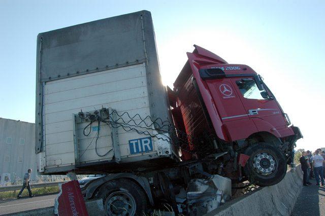 Kaza yapan TIR'a çarpan otomobilde 3 kişi yaralandı