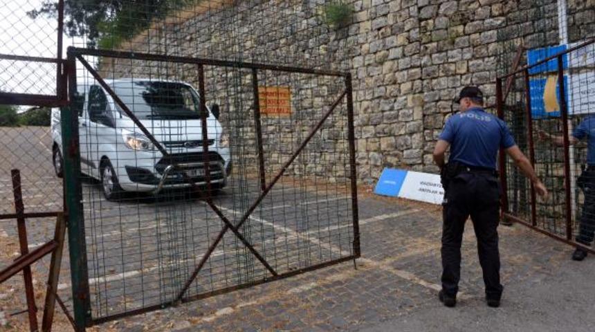 Tarihi kalede kendini asarak intihar etti