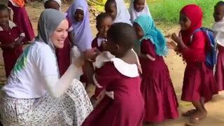 Gamze Özçelik, Afrikalı çocukların yüzünü güldürmeye devam ediyor