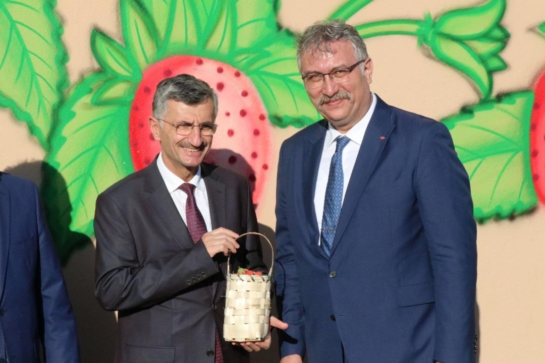 &Ouml;ğrencilerin bağışları 60 engelliye sandalye kazandırdı