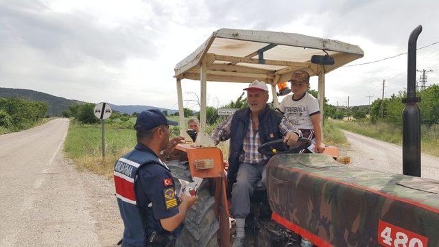 Jandarma trafik denetiminde kandil simidi dağıttı