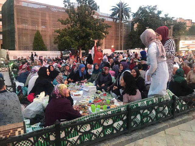 İzmir'de, binlerce kişi birlikte iftar yapıp, namazlarını kıldı
