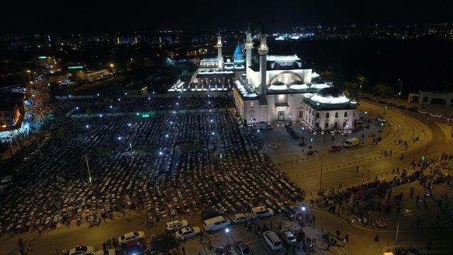 Konya'da Kadir Gecesi'nde on binler ellerini semaya açtı