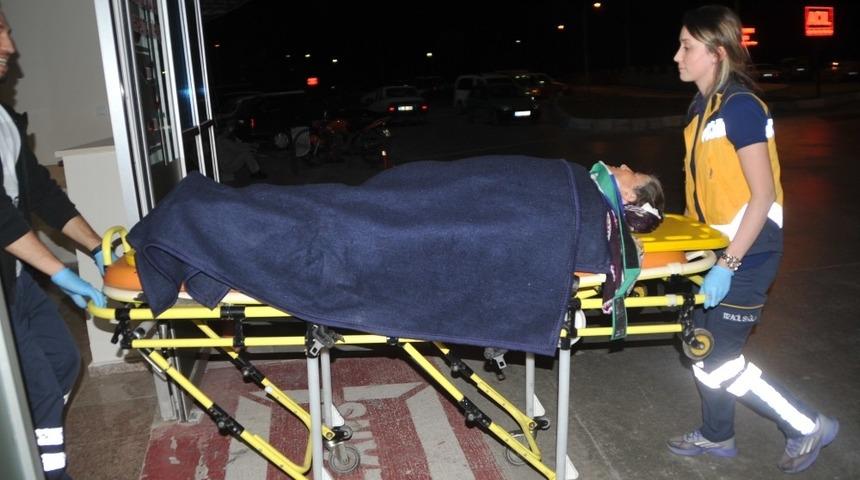 Otomobil trakt&ouml;re &ccedil;arptı: 4 yaralı