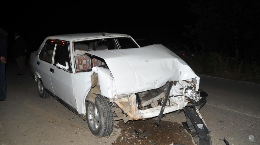 Yolun sağında duran otomobile &ccedil;arpan s&uuml;r&uuml;c&uuml; yaralandı