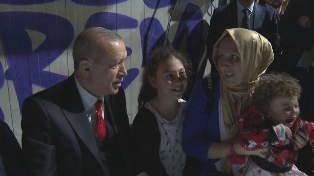 Cumhurbaşkanı Erdoğan'dan minibüs durağı ziyareti