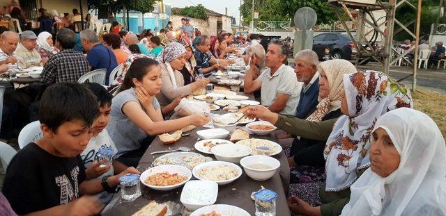 Muhtar köylülerini 5 yıldır iftarda buluşturuyor