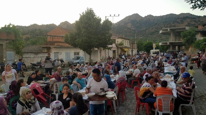 Muhtar k&ouml;yl&uuml;lerini 5 yıldır iftarda buluşturuyor