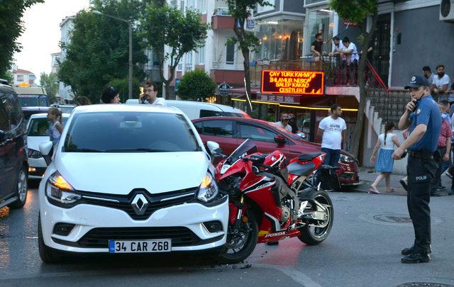 Otomobile çarpan motosiklet sürücüsü ağır yaralandı