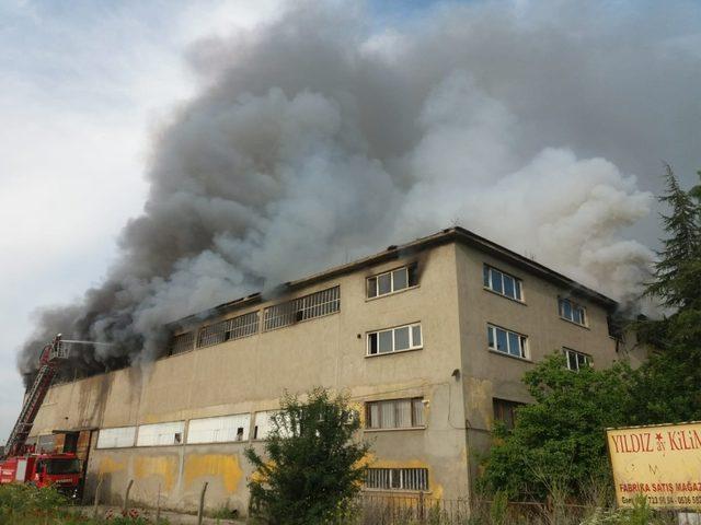 Uşak’ta fabrika yangını, 1 itfaiye eri düşerek yaralandı