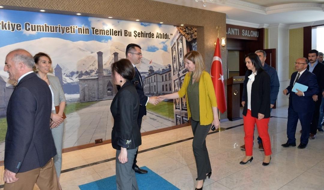 Vali Memiş, kurum personeliyle bayramlaştı