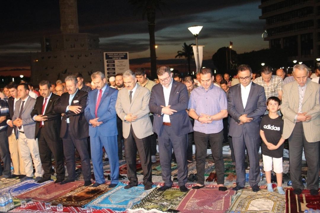 Konak Meydanı&rsquo;nda 10 bin kişilik iftar