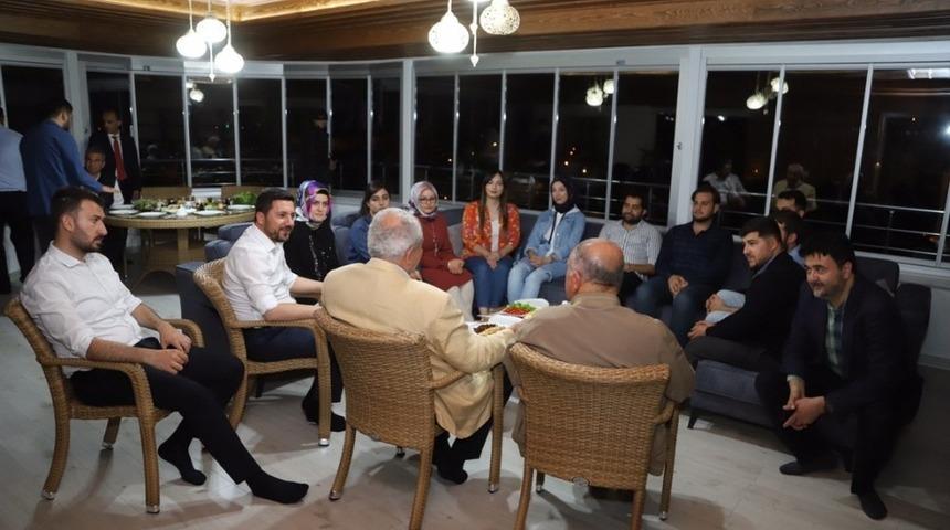 Nevşehir Belediye Başkanı Rasim Arı, gen&ccedil;leri sahurda evinde misafir etti