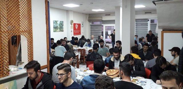 Ramazan ayı boyunca günde 200 öğrenciye iftar verildi