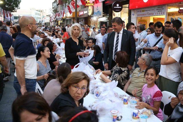 Karşıyaka Çarşı’da 6 bin kişilik iftar