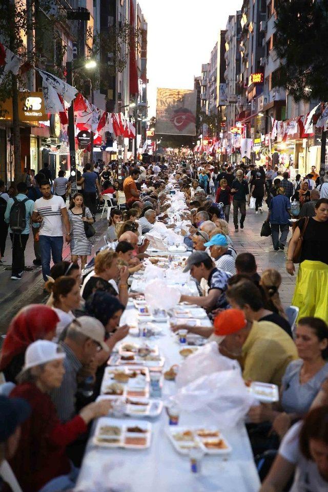 Karşıyaka Çarşı’da 6 bin kişilik iftar