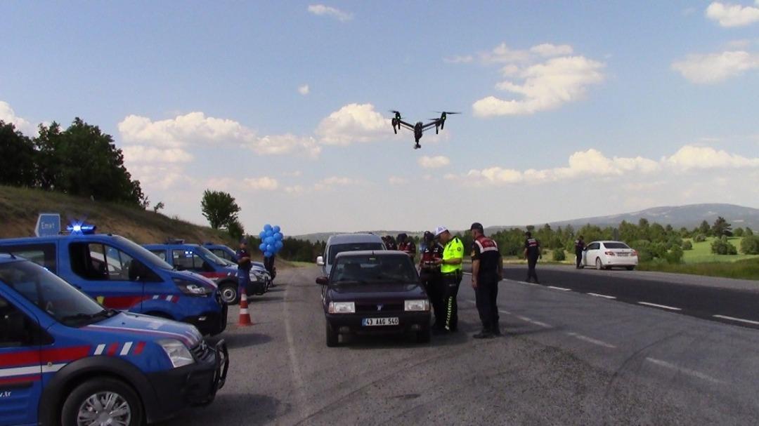 Polis ve Jandarma&rsquo;dan bayram &ouml;ncesi droneli trafik kontrol&uuml;  ve s&uuml;r&uuml;c&uuml;leri bilgilendirme uygulaması