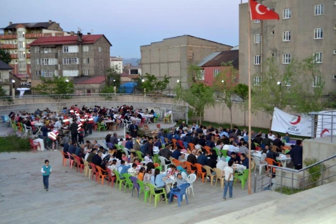 Kızılay Y&uuml;ksekova Şubesi g&uuml;nl&uuml;k 500 kişiye iftar yemeği verdi