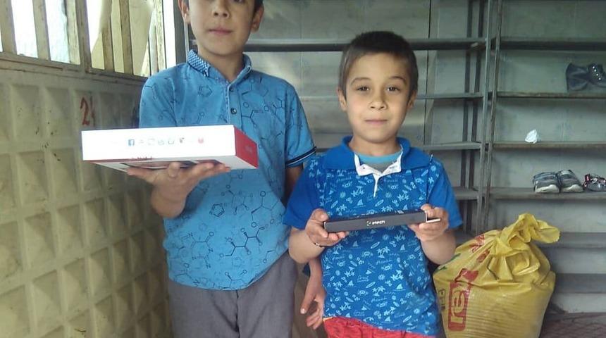 Teravih namazına eksiksiz gelen 10 &ccedil;ocuğa tablet hediye edildi