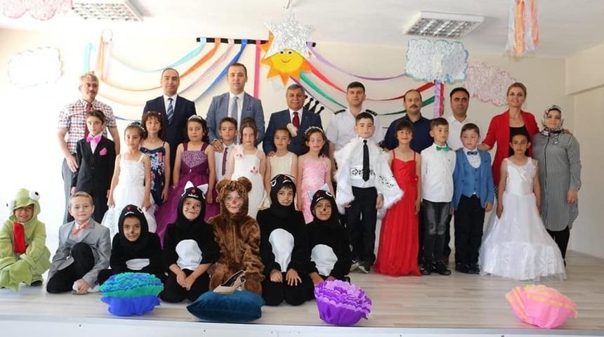 İlkokul &ouml;ğrencilerinden &rsquo;&rsquo;Bir acayip k&uuml;lkedisi&rsquo;&rsquo; isimli tiyatro oyunu