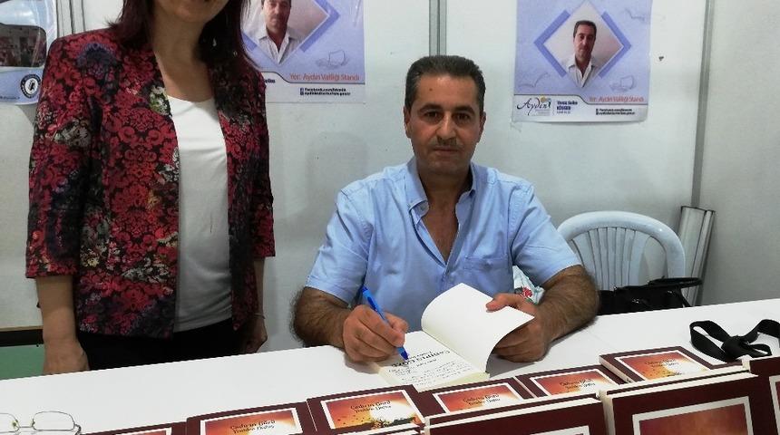 Bekir Aygül, yeni kitabı ‘Çadırın Gözü, Yeniden Doğuş’u okuyucuları için imzaladı