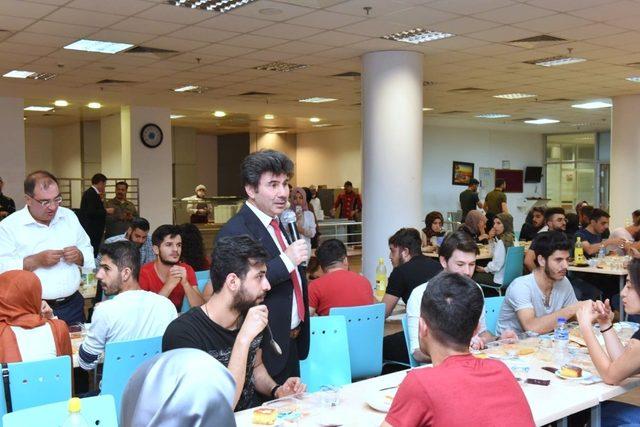 Protokol ile öğrenciler iftarda buluştu