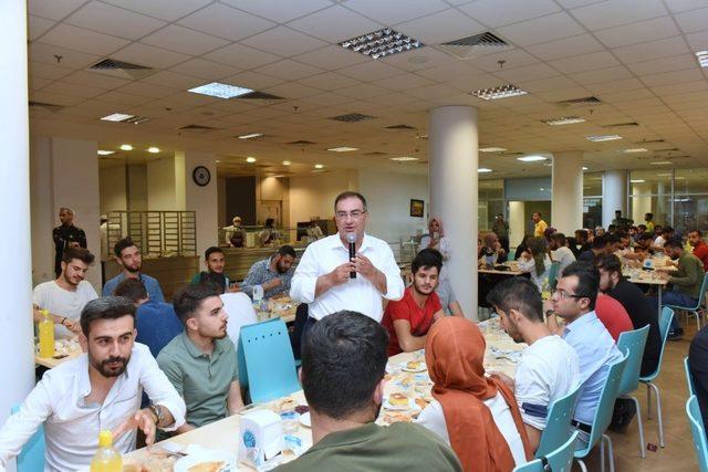 Protokol ile öğrenciler iftarda buluştu