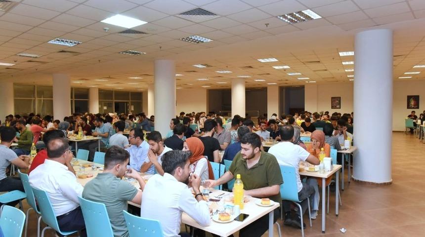 Protokol ile öğrenciler iftarda buluştu