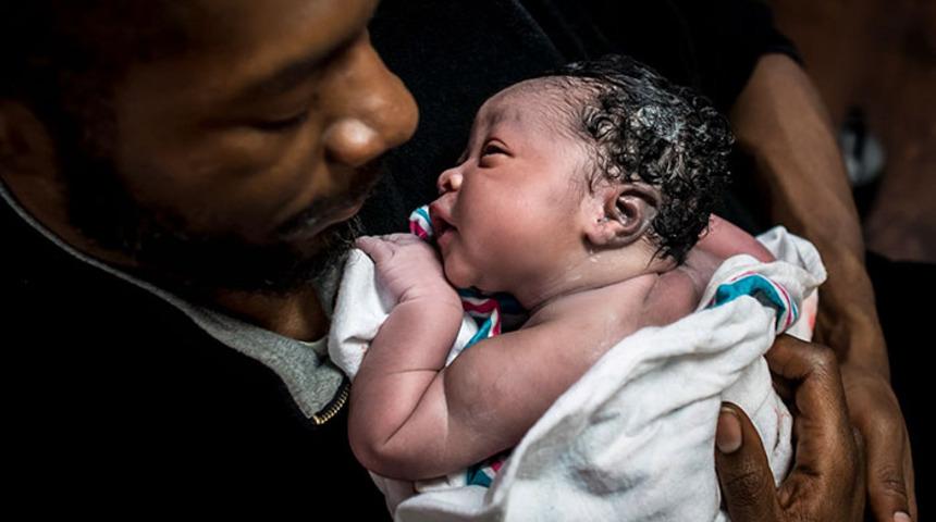 İlk defa baba olan adam &ouml;yle bir tepki verdi ki!