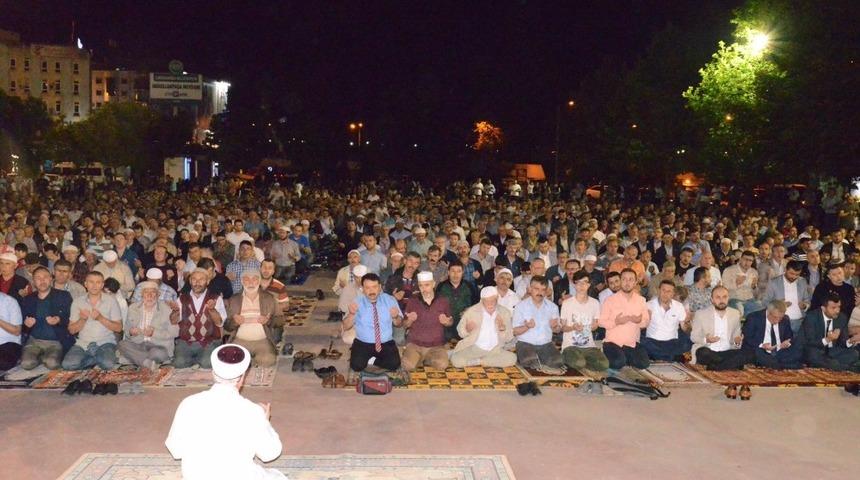Kadir Gecesi’nde Çarşamba Meydanı dolu taştı