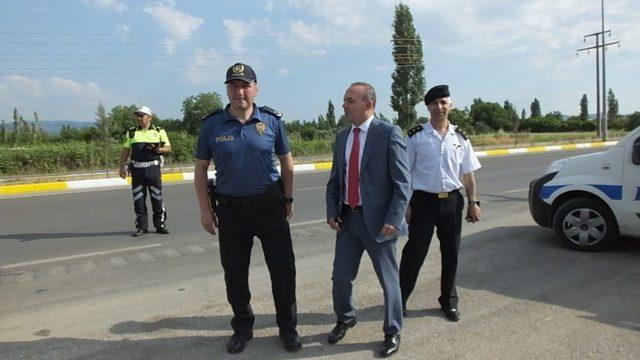 Kaymakam sürücülere uyarılarda bulundu ve çocuklara kırmızı düdük dağıttı