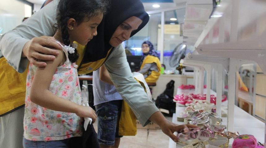 Adana&rsquo;da 2 bin yetim ve ihtiya&ccedil; sahibine bayramlık hediye edildi