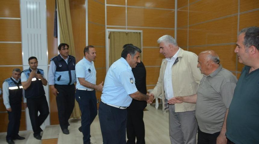 Başkan Demir, personel ve vatandaşla bayramlaştı