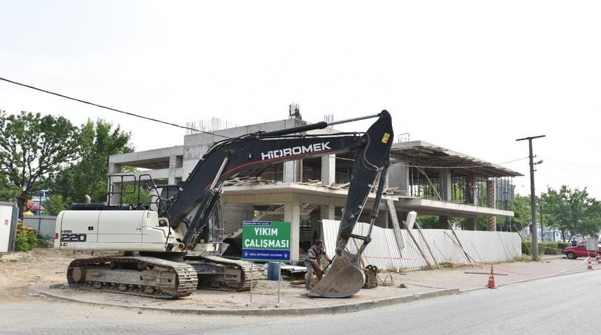 Atapark&rsquo;taki ka&ccedil;ak bina yıkılıyor