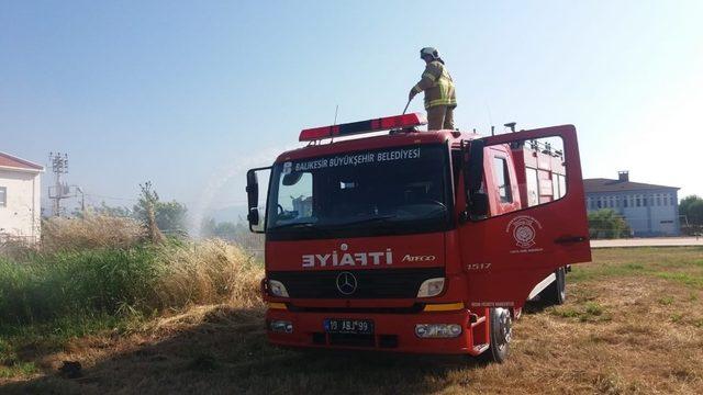 Burhaniye’de ot yangını korkuttu