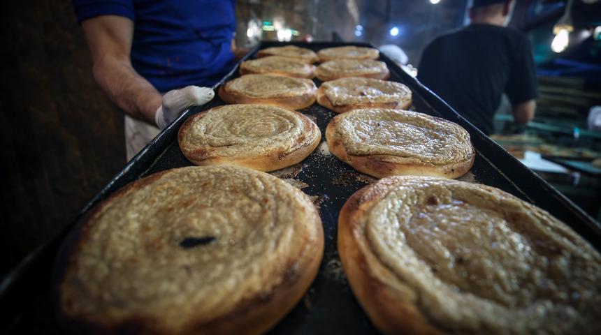 Bursa'nın &ouml;zel lezzeti 'tahinli pide' i&ccedil;in kuyruğa giriyorlar