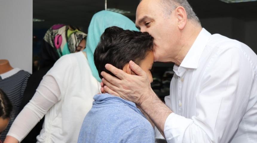 Bayramlıklarını Başkan &Ouml;zl&uuml;&rsquo;den aldılar